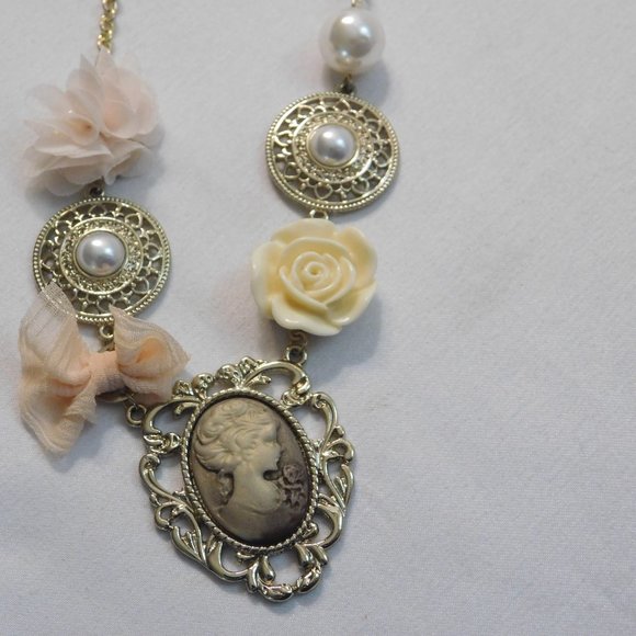 Store Twenty One Victorian Cameo Rose Flower Necklace - Picture 5 of 7